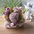 Künstlicher Herbststrauß mit staubigen Rosen, Chrysanthemen und Hortensien für die Dekoration - Lila