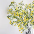 Primer plano detallado de flores de gypsophila artificiales amarillas y blancas en jarrón - Amarillo