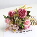 Nahaufnahme von künstlichem Blumenstrauß aus rosa Pfingstrosen und Rosen - Rosa