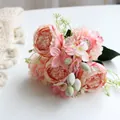 Vista detallada de un ramo nórdico de peonías y hortensias artificiales con bayas - Rosa Oscuro