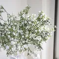 Vista detallada de flores de paniculata artificial en jarrón de cristal para bodas - Blanco