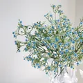 Detalle de primer plano de flores de gypsophila artificiales azules y blancas en jarrón - Azul Profundo