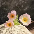 Primer plano de amapolas de Islandia artificiales rosas con delicados pétalos de seda y centro - Amapola de 4 cabezas / Rosa
