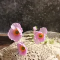 Detalle de una flor de simulación de amapola de Islandia de seda rosa para decoración de bodas - Amapola de 4 cabezas / Púrpura