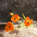Vista de primer plano de amapolas artificiales naranjas sobre encaje de estilo vintage - Amapola de 4 cabezas / Naranja