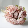 Nahaufnahme von elegantem hellrosa künstlichem Pfingstrosenstrauß für Hochzeit - Neues Rosa