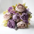 Nahaufnahme eines künstlichen Pfingstrosenstraußes mit lila und rosa Seidenblumen - Hellviolett