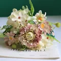 Bouquet di fiori artificiali stile foresta con ortensie e margherite per la casa - colore fagiolo rosso
