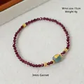 Élégant bracelet en perles de grenat 3mm avec perle baril en jade bleu et séparateurs dorés. - Bracelet en Grenat / Circonférence de Main 15cm