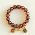Bracelet en perles de verre rouge avec trois breloques d'animaux en émail coloré - Famille de Bête Tunjin Jaune / 12mm