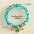 Handgefertigtes blaues Ascheglas-Perlenarmband mit goldfressenden Bestien-Anhängern - Mythische Bestie Glücksbringer / 10mm Perlendurchmesser / Hellblau