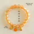 Goldfarbenes Glasperlenarmband mit Fabelwesen-Anhängern und Glücksmünzen-Detail - Mythische Bestie Glücksbringer / 10mm Perlendurchmesser / Gold