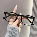 Close-up van een retro zwarte vierkante leesbril met zilveren klinknagels - +1.00 Dioptrie / Zwart Frame