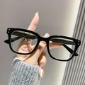 Gedetailleerd overzicht van stijlvolle zwarte leesbril met vierkant montuur en blauwlichtfilter - +1.00 Dioptrie / Zwart Frame