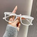 Detailopname van witte vierkante leesbril met retro decoratieve zilveren nagels top - +1.00 Dioptrie / Wit Frame