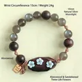 Bracelet fait main en bois de santal et pierre de lune avec breloques fleurs 24g - Pierre de Lune Argent Trois Fleurs / Diamètre de perle 10mm