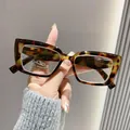 Nahaufnahme einer modischen quadratischen Lesebrille aus Schildpatt für Damen in der Hand - Schildpatt Rahmen