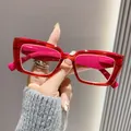 Modieuze rode vierkante leesbril met blauw licht filter voor dames detailopname - +1.00 Dioptrie / Rood Frame