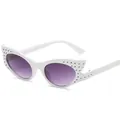Gafas de sol blancas ojo de gato con tachuelas y lentes degradadas moradas para mujer. - Marco Blanco Sólido Gris Degradado