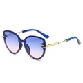 Occhiali da sole cat-eye da donna con lenti sfumate blu e stanghette in metallo dorato - Montura Blu Sfumato Blu Rosa