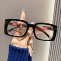 Detailansicht der stilvollen Lesebrille mit dekorativen Nieten und rosa Schildpatt-Bügeln - Schwarzer Rahmen Roter Bügel