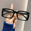 Detailansicht der stilvollen schwarzen Lesebrille mit quadratischem Rahmen und Blaufilter - +1.00 / Vollschwarzer Rahmen