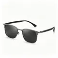 Detailopname van een gepolariseerde herenzonnebril met metalen montuur en donkere glazen - Gunmetal Frame Grijze Lens