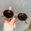 Gafas de sol ovaladas vintage con montura de metal dorado y patillas con efecto de madera - Marco Ovalado (C3) / Estilo todo gris