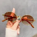 Gafas de sol ovales retro con montura dorada y patillas con textura de madera para mujer - Marco Ovalado (C2) / Marrón Degradado