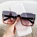 Occhiali da sole quadrati oversize con lenti sfumate viola rosa e custodia bianca - Montatura Oro Lenti Grigio Rosa