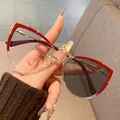 Lunettes anti-lumière bleue œil de chat rétro avec monture dégradée rouge pour femmes - Monture Photochromique Haut Rouge et Bas Transparent