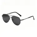 Gros plan sur les lunettes de soleil aviateur polarisées pour hommes avec monture en métal noir. - Polarisé / Monture Gunmetal Verres Gris (Polarisé)