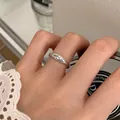 Detailansicht eines minimalistischen Silberrings mit eingraviertem Smile-Schriftzug - Einstellbar Offen / Silber Smile Skript und Smiley Gesicht Ring (J3495)