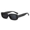 Stylische Retro-Sonnenbrille für Kinder in Mattschwarz mit kleinem quadratischem Rahmen - Sandiges Schwarz / Graue Gläser