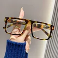 Dichtbij van stijlvolle vierkante leesbril met schildpadmotief en zilveren nagels - +1.00 Dioptrie / Tortoise