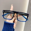 Close-up van stijlvolle vierkante leesbril met blauw verloop en rijstnagel details. - +1.00 Dioptrie / Zwart-Blauw Verloop Frame