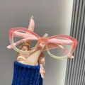 Nahaufnahme einer modischen Lesebrille mit Schmetterlingsrahmen und Farbverlauf - +1.00 / Rosa Zu Beige Verlaufsrahmen