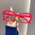 Primo piano di occhiali da lettura rosa a farfalla con lenti anti-luce blu da donna - Montatura Rosa