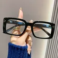 Detailansicht der modischen schwarzen Lesebrille mit Blaulichtfilter und dickem Rahmen - +1.00 / Schwarzer Rahmen Blauer Bügel