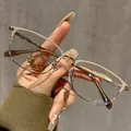 Retro anti-blauw licht bril voor dames met beige halfrond montuur en hand - Vlak Glas +0 Graad / Melkkoffie