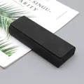 Elegante estuche de gafas minimalista de cuero negro mate con cierre de solapa - Estilo Caja (Sin LOGO) (B02) / Negro