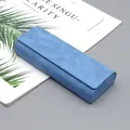Primer plano de funda minimalista para gafas en ante azul para una protección elegante - Estilo Caja (Sin LOGO) (B02) / Azul cielo