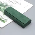 Primer plano detallado de un estuche de gafas de alta gama en cuero de ante verde. - Estilo Caja (Sin LOGO) (B02) / Verde Hierba