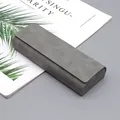 Vista detallada de un estuche para gafas de ante gris con diseño minimalista de solapa. - Estilo Caja (Sin LOGO) (B02) / Gris