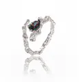 Verstellbarer silberner Ring mit Textur und einem birnenförmigen schillernden Edelstein - Birnen Regenbogen Edelstein Stil (1)
