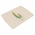 Gedetailleerd vooraanzicht van een beige placemat met groene rozemarijn print. - Rozemarijnplant (7801-7) / 32*45cm