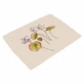 Detailopname van het delicate aquarel bloemmotief op een getextureerde beige linnen placemat - 32x45cm / Paarse Bloemen Bladeren (7804-1)