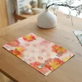Close-up van placemat met bloemenprint toont de textuur van de stof en kleuren - 32*45cm / Roze En Geel Roos Stijl (7811-4)