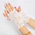 Elegante fingerlose Brauthandschuhe aus weißer Spitze mit schönem Blumenmuster - Einheitsgröße / Weiß