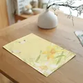 Gele linnen placemat met leliemotief op een houten eettafel - Lichtgeel Bloemen Vlinder (7816-3)